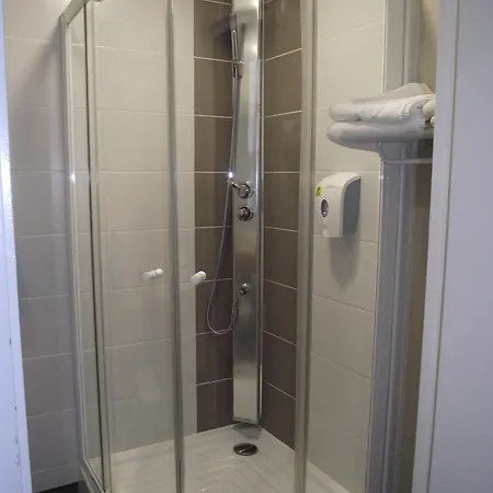 Logis Des Bourbons Climatise 3* Montluçon