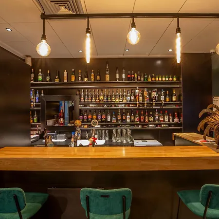 Logis Des Bourbons Отель 3*