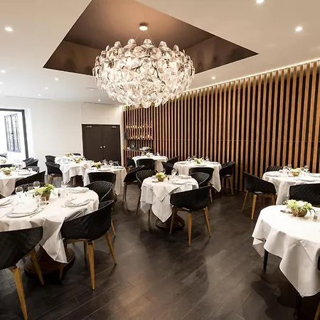 Отель Logis Des Bourbons 3*