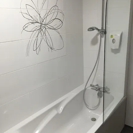 Logis Des Bourbons Climatise 3* Montluçon