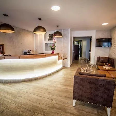 Hotel Logis Des Bourbons