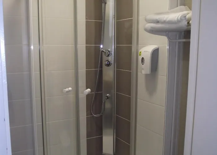 Logis Des Bourbons Climatise 3* Montluçon