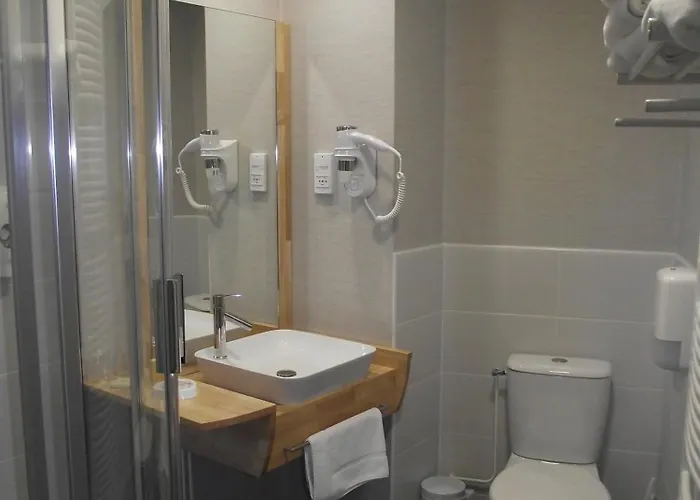 Logis Des Bourbons Climatise فندق Montluçon