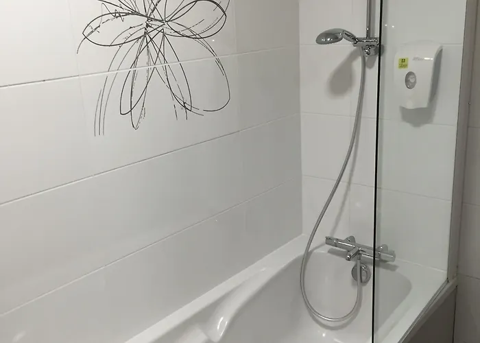 Logis Des Bourbons Climatise 3* Montluçon