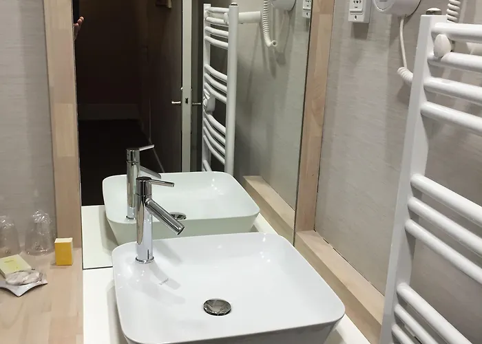 Logis Des Bourbons Climatise فندق 3*