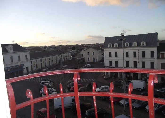 فندق Logis Des Bourbons Climatise Montluçon